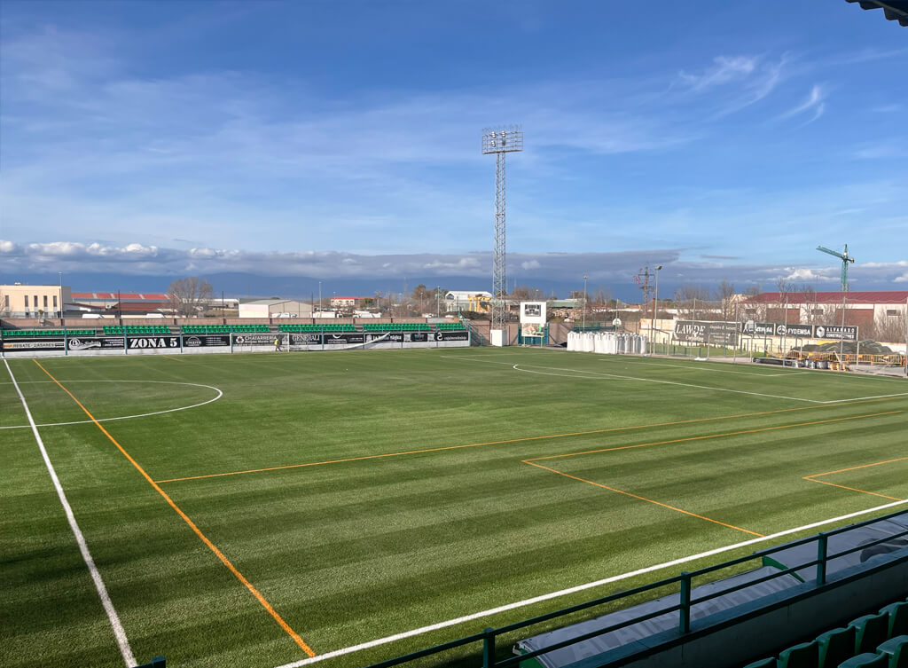 Nuevo terreno de juego en el estadio Oliver Torres de Navalmoral de la Mata (Cáceres) Image