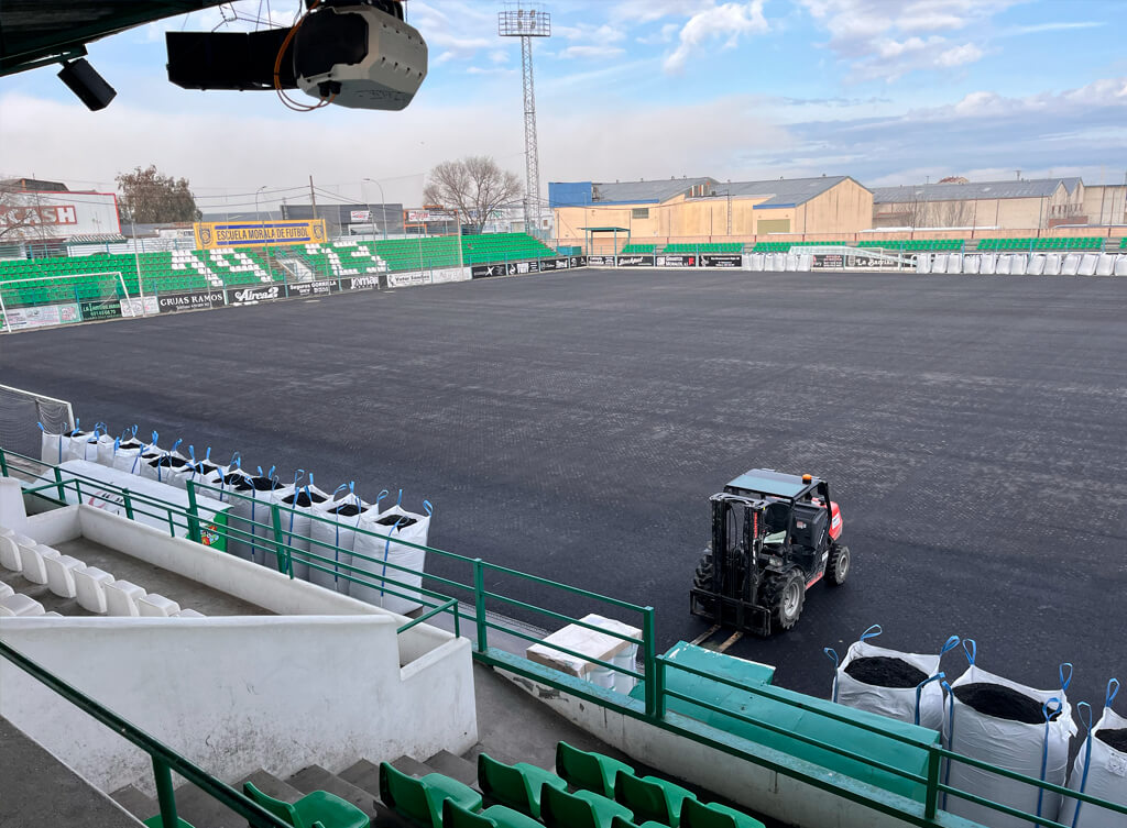 Nuevo terreno de juego en el estadio Oliver Torres de Navalmoral de la Mata (Cáceres) Image